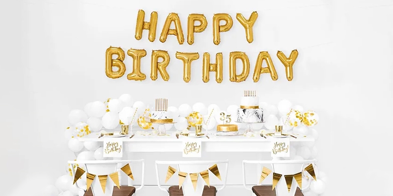 Χρυσή διακόσμηση γενεθλίων με μπαλόνια "Happy Birthday" και λευκά διακοσμητικά στο HappyTeapot.gr.